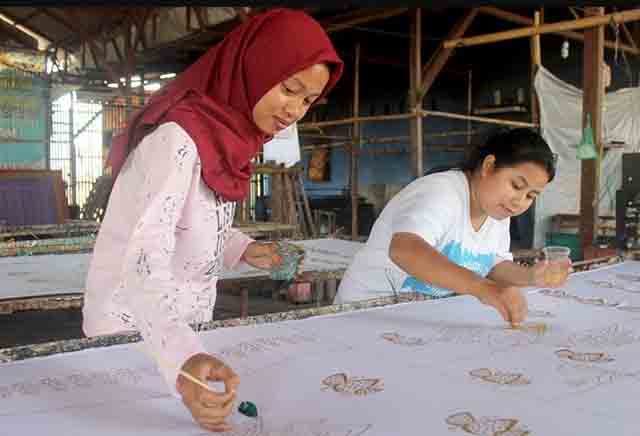 girls made batik bakaran
