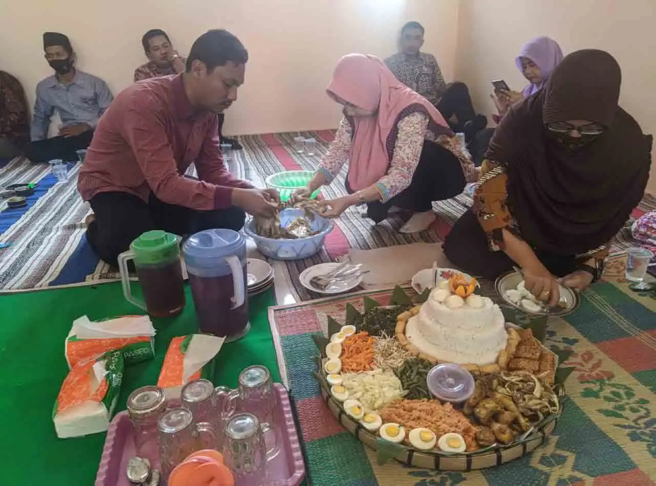 makan bersama ketua yayasan madrasah aliyah al ahrom