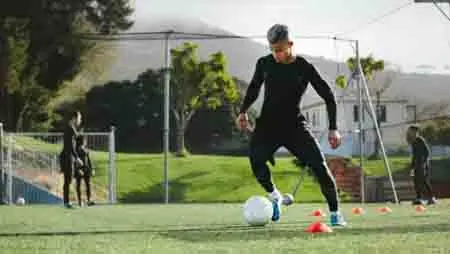teknik menggiring bola dengan punggung kaki sepakbola