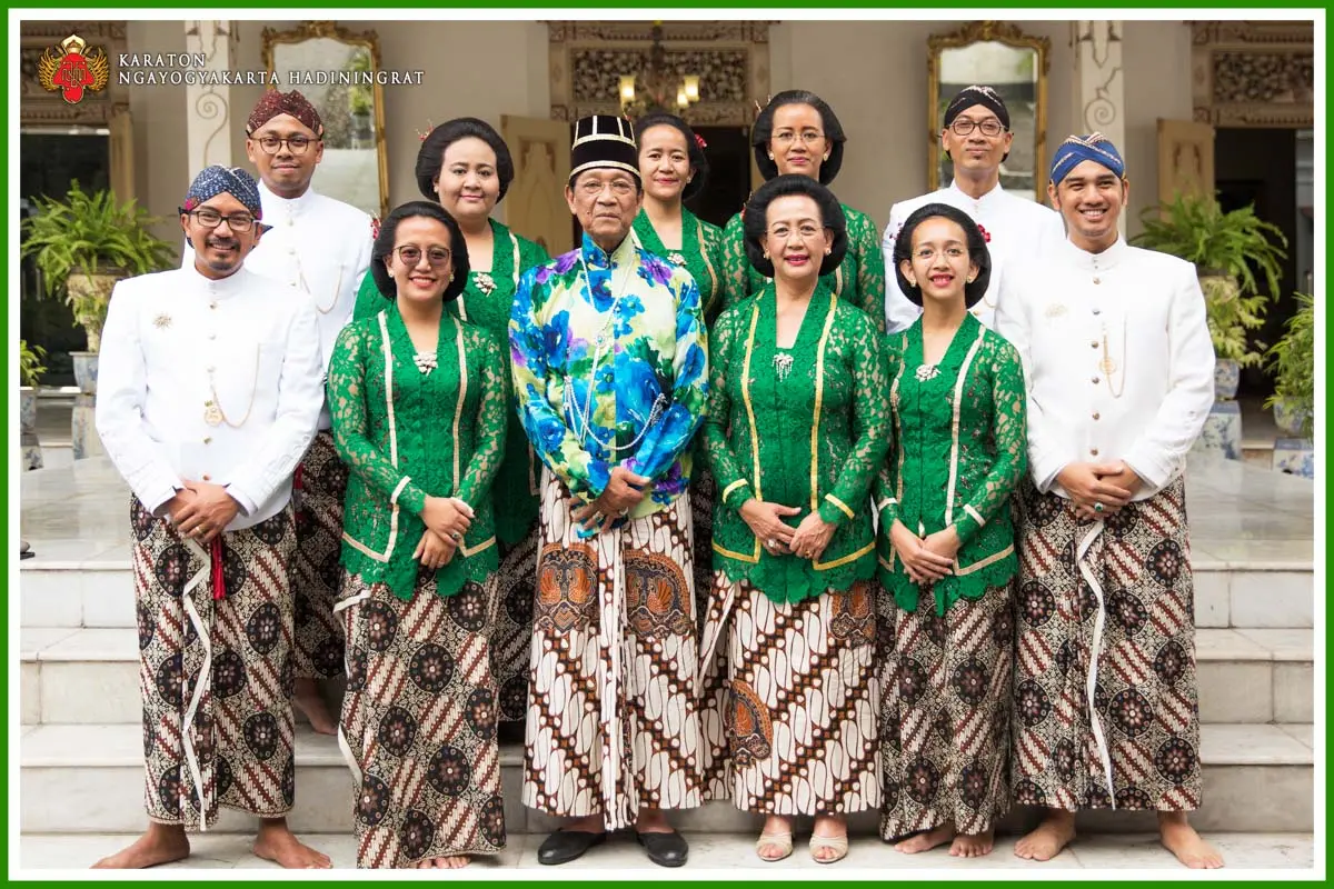 sultan hamengkubuwono foto bersama keluarga memakai kain batik